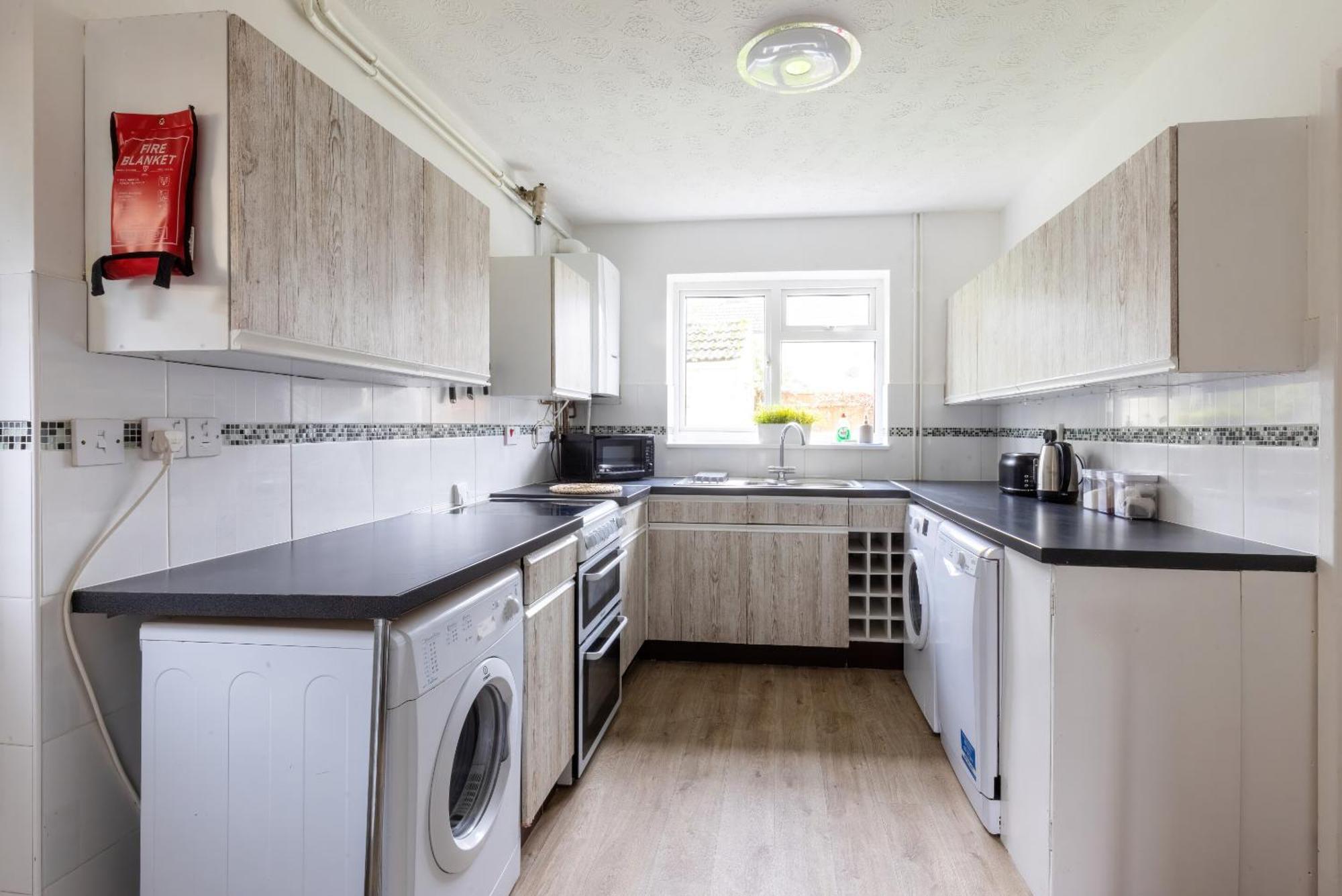The Conifers Large Detached Home With Off Street Parking Witney Exterior foto