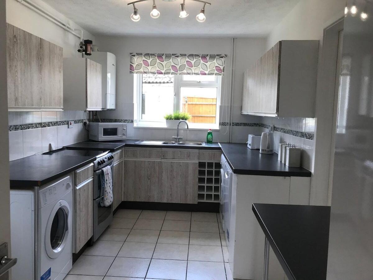 The Conifers Large Detached Home With Off Street Parking Witney Quarto foto