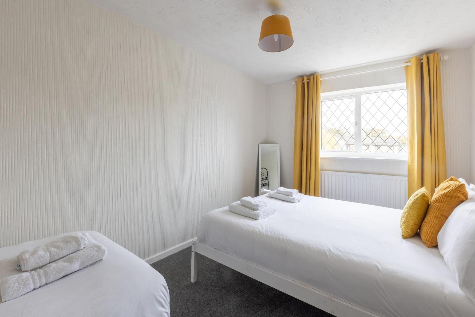 The Conifers Large Detached Home With Off Street Parking Witney Exterior foto