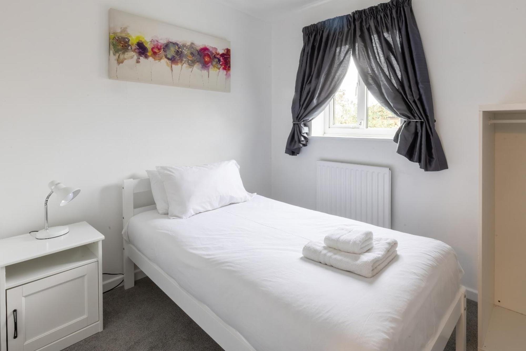 The Conifers Large Detached Home With Off Street Parking Witney Exterior foto